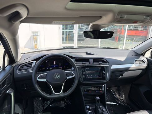 Certified 2023 Volkswagen Tiguan SE w/ Panoramic Sunroof Package AWD/4WD image 15