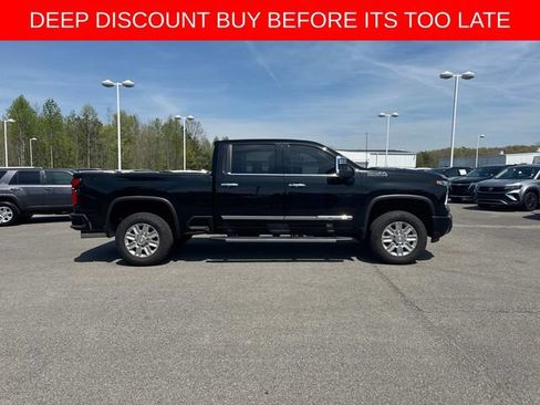 Used 2024 Chevrolet Silverado 2500 High Country w/ Technology Package AWD/4WD image 3