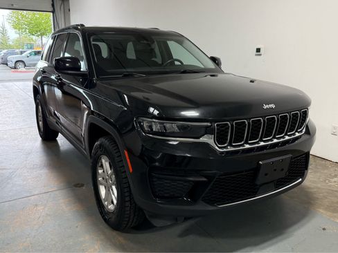 Used 2024 Jeep Grand Cherokee Laredo AWD/4WD image 5