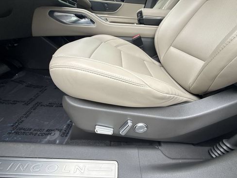 Used 2025 Lincoln Nautilus Premier AWD/4WD image 12