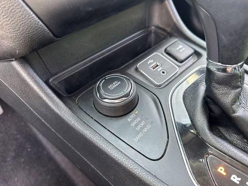 Used 2019 Jeep Cherokee Limited image 10