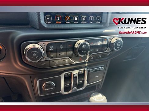 Used 2019 Jeep Wrangler Unlimited Sahara w/ Dual Top Group AWD/4WD image 30