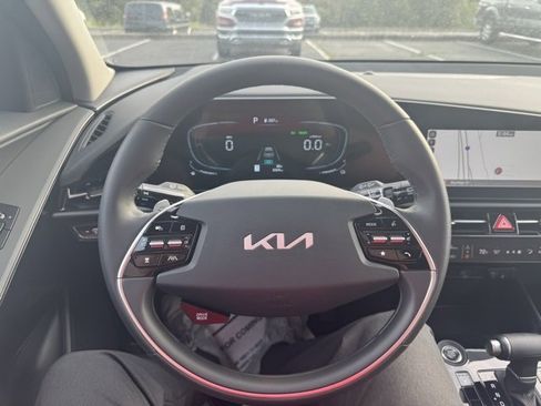 Used 2025 Kia Niro EX image 15