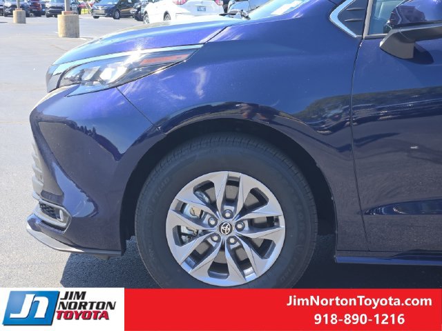 Used 2026 Toyota Sienna XLE FWD image 8