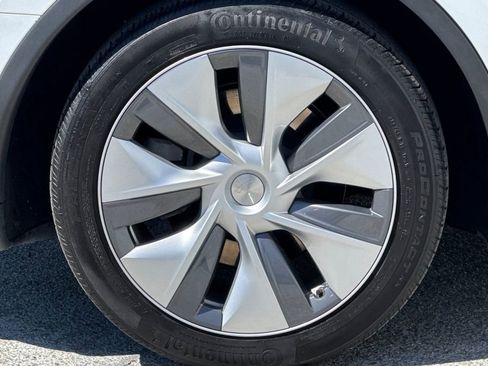 Used 2023 Tesla Model Y Long Range AWD/4WD image 24