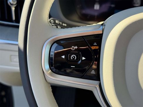 Used 2023 Volvo XC60 B5 Plus image 19