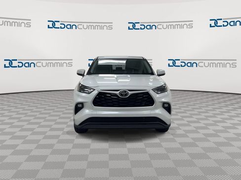 Used 2025 Toyota Highlander LE AWD/4WD image 3