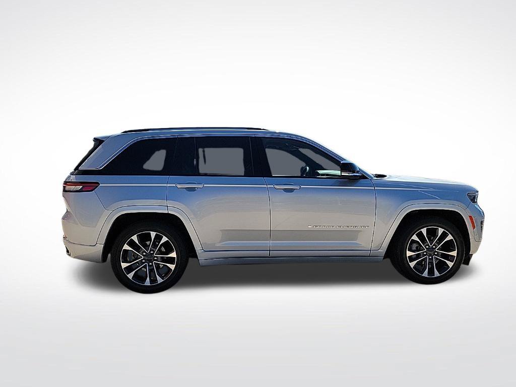 Used 2023 Jeep Grand Cherokee Overland w/ Luxury Tech Group IV AWD/4WD image 5