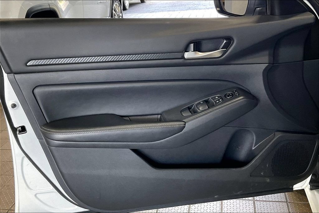 Used 2025 Nissan Altima 2.5 SV AWD/4WD image 2