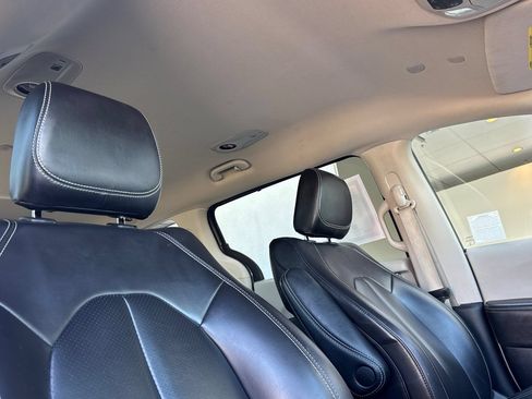 Used 2023 Chrysler Pacifica Touring-L FWD image 18