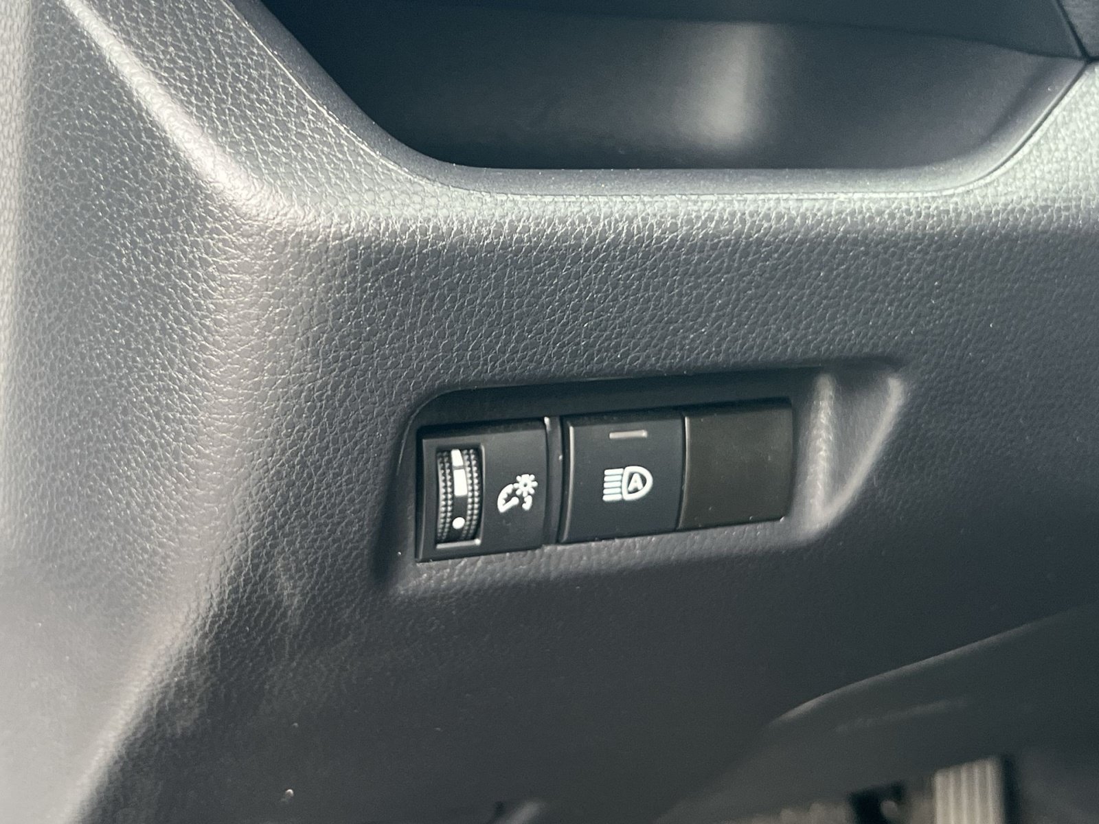 Used 2025 Toyota RAV4 XLE AWD/4WD image 30