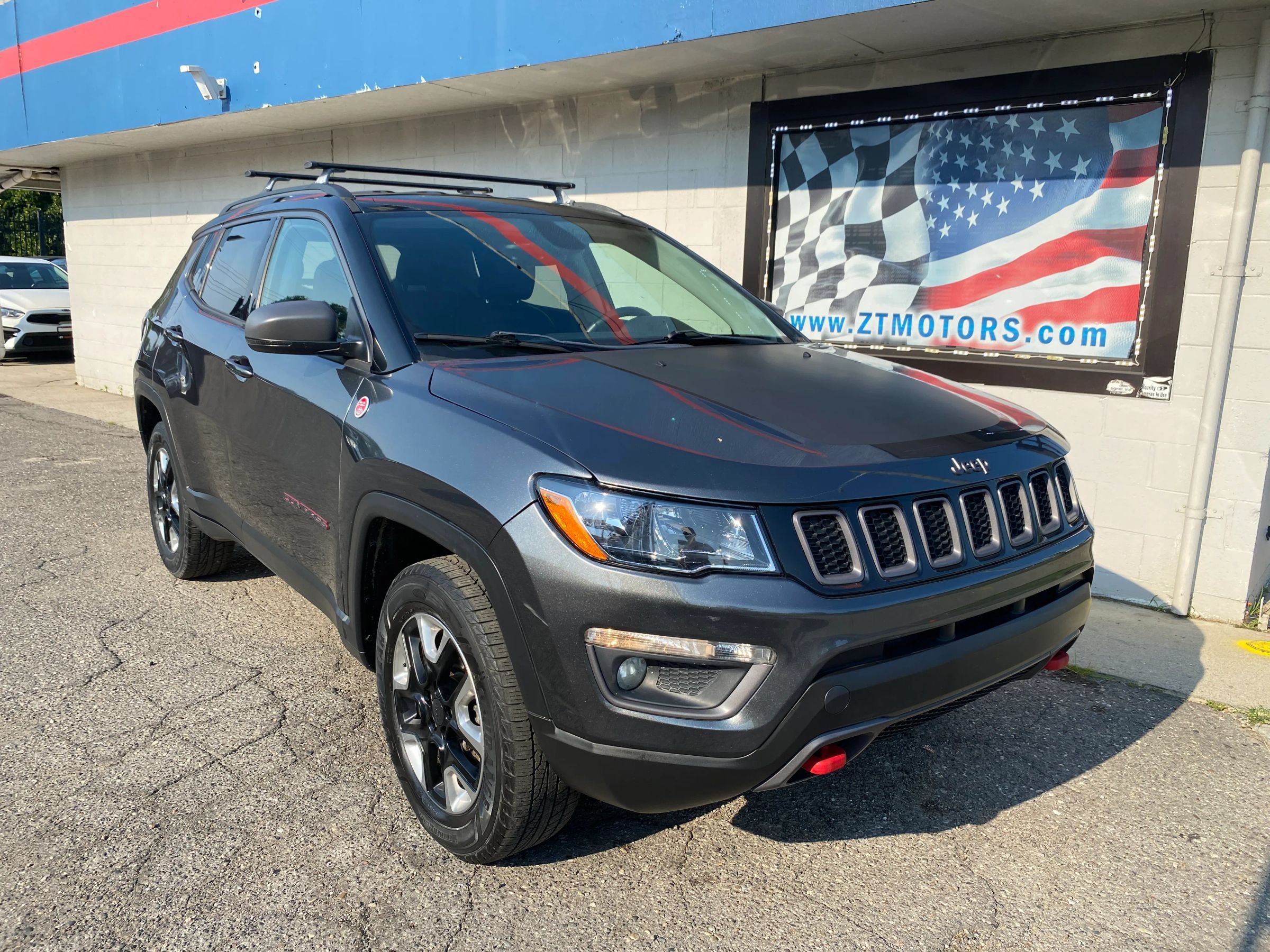 Used 2018 Jeep Compass Trailhawk w/ Cold Weather Group AWD/4WD image 1