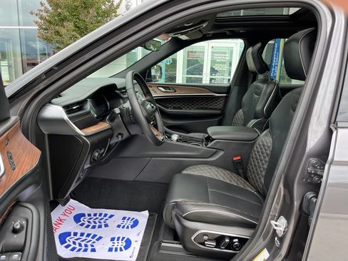 Used 2025 Jeep Grand Cherokee Summit AWD/4WD image 4