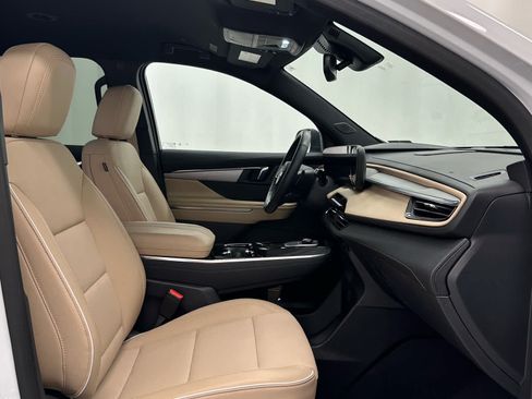 Used 2025 Buick Enclave Preferred AWD/4WD image 19