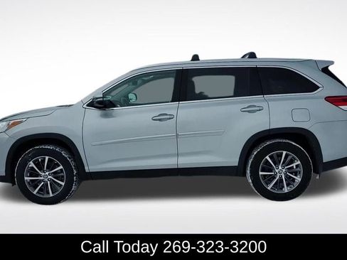 Used 2019 Toyota Highlander SE image 3