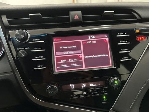 Used 2018 Toyota Camry SE FWD image 18