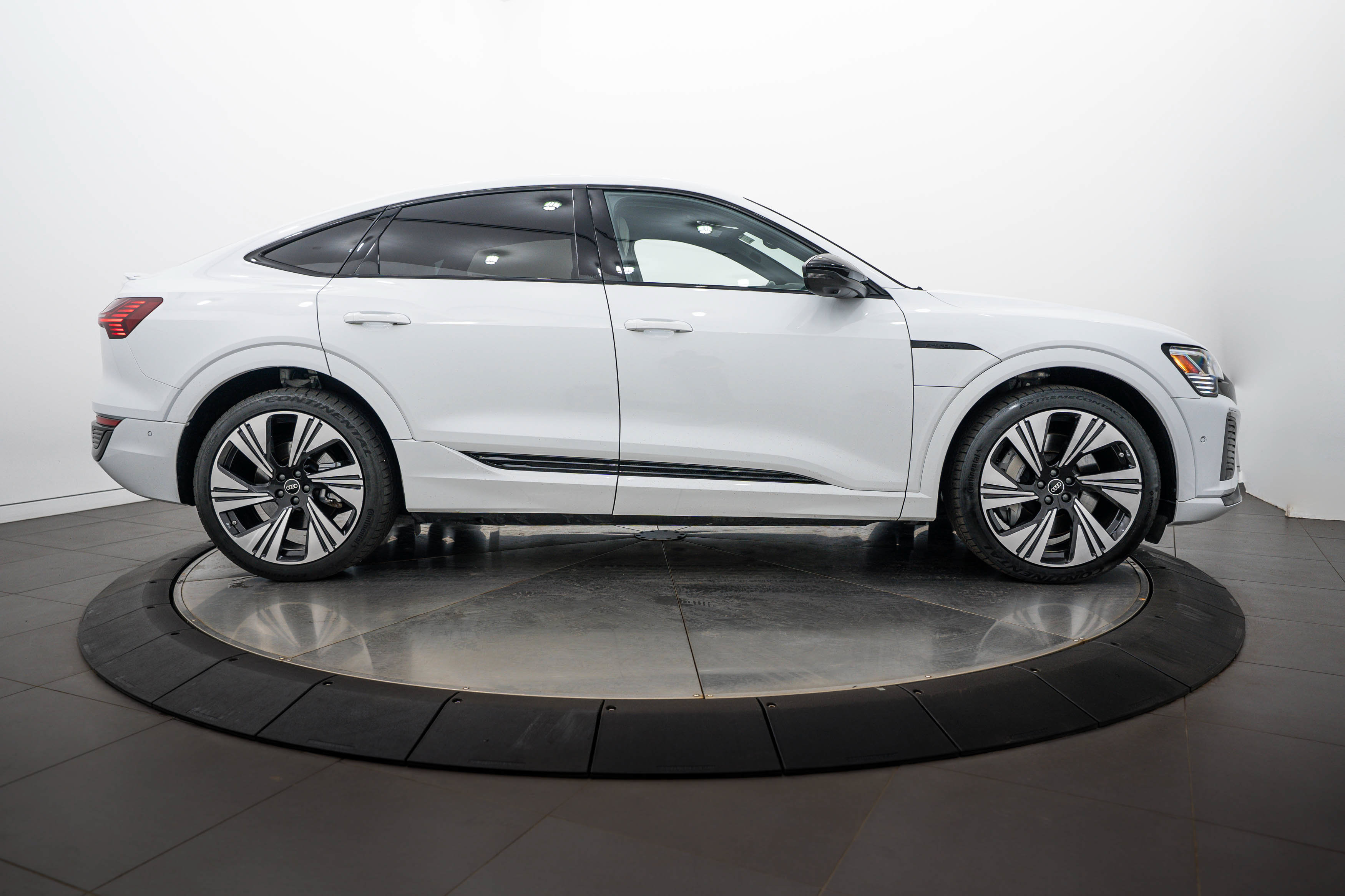 Used 2024 Audi Q8 e-tron Prestige w/ Prestige Package AWD/4WD image 3