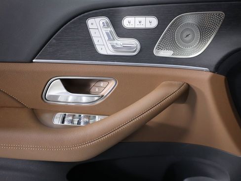 Used 2025 Mercedes-Benz GLS 450 4MATIC image 11
