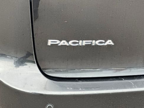 Used 2024 Chrysler Pacifica Touring-L image 28