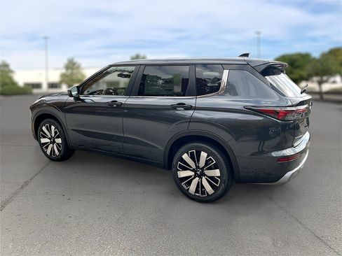 New 2025 Mitsubishi Outlander SE image 4
