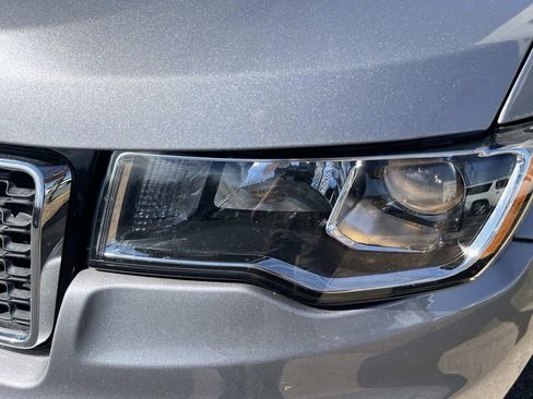 Used 2020 Jeep Grand Cherokee Laredo image 3