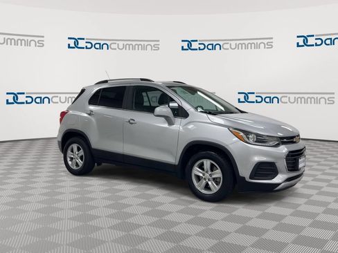 Used 2018 Chevrolet Trax LT w/ LT Convenience Package FWD image 2