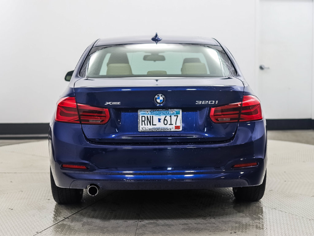 Used 2018 BMW 320i xDrive Sedan AWD/4WD image 4