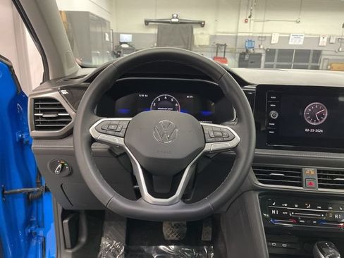 Used 2025 Volkswagen Taos SE AWD/4WD image 15