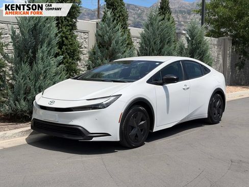 Used 2026 Toyota Prius LE FWD image 3