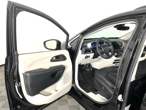 Used 2022 Chrysler Pacifica Touring-L image 29