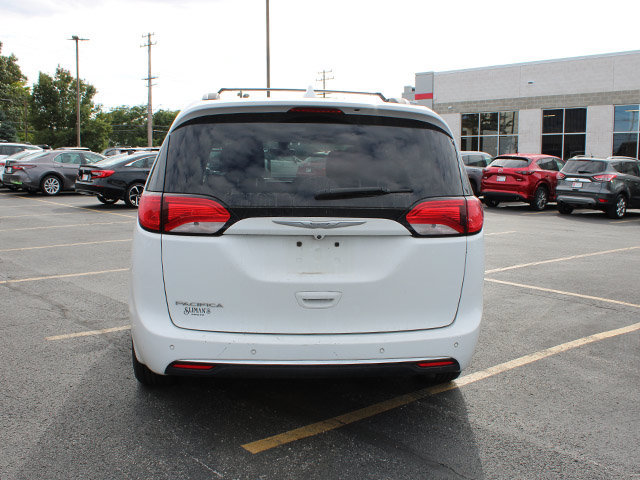 Used 2017 Chrysler Pacifica Touring-L FWD image 6