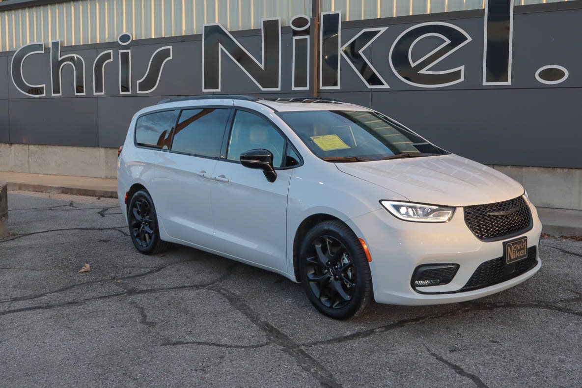 Used 2025 Chrysler Pacifica Limited FWD image 1