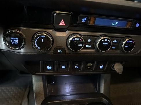 Used 2017 Toyota Tacoma TRD Off-Road image 17