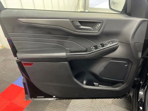 Used 2025 Ford Escape Active AWD/4WD image 10