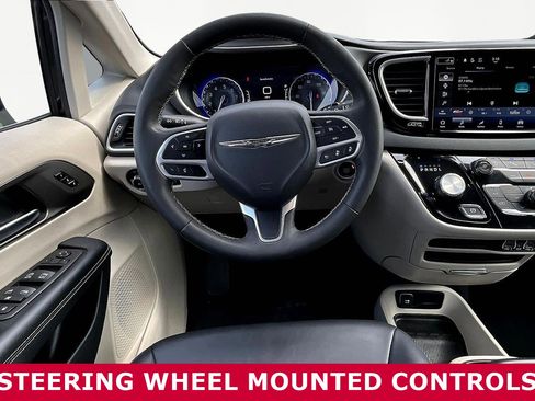 Used 2024 Chrysler Pacifica Touring-L image 9
