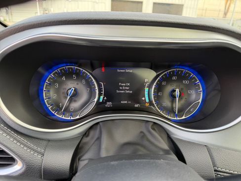 Used 2025 Chrysler Pacifica Limited image 45