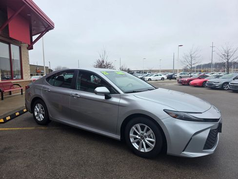 Used 2025 Toyota Camry LE image 3