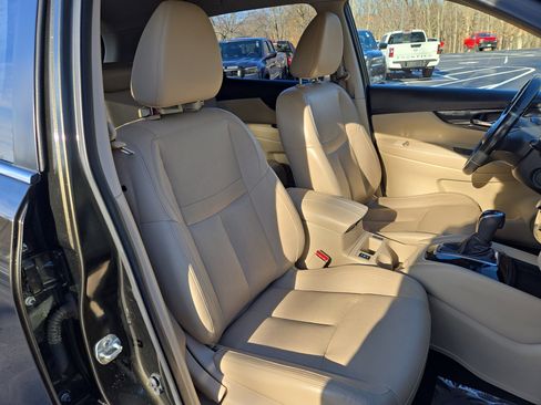 Used 2017 Nissan Rogue SL w/ SL Premium Package image 25