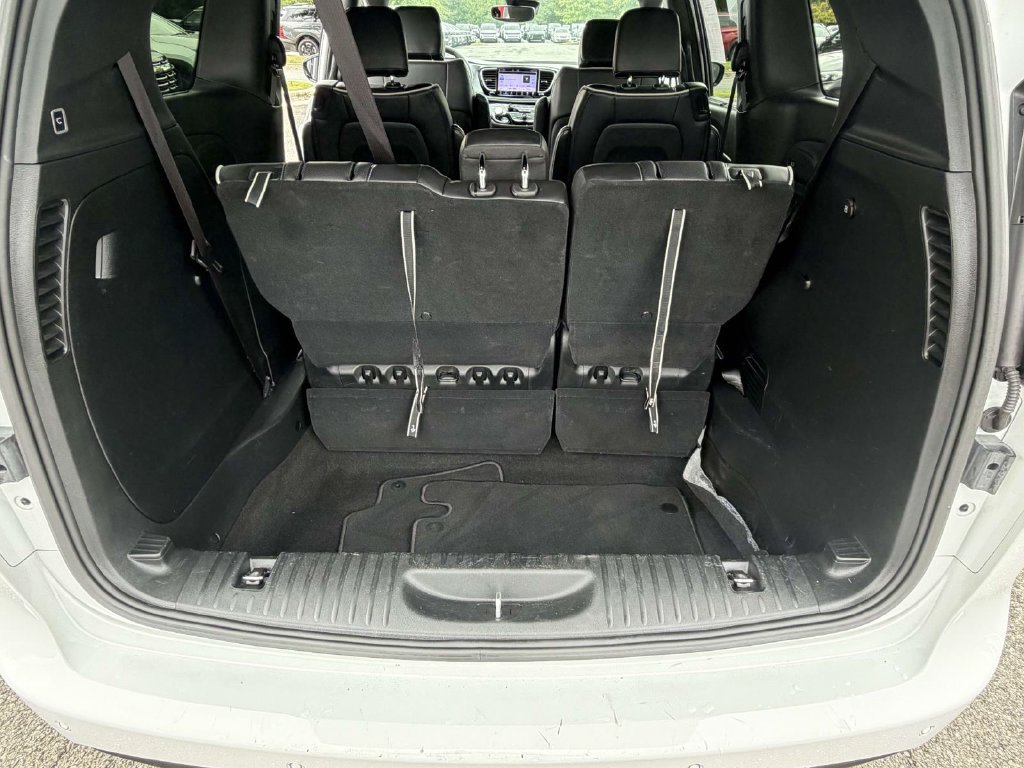 Used 2025 Chrysler Pacifica Limited FWD image 11
