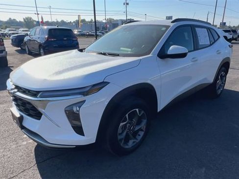 Used 2024 Chevrolet Trax LT w/ Driver Confidence Package image 4