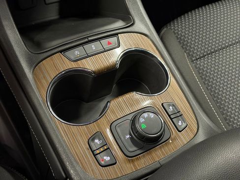 Certified 2023 GMC Acadia SLE w/ Driver Convenience Package image 33