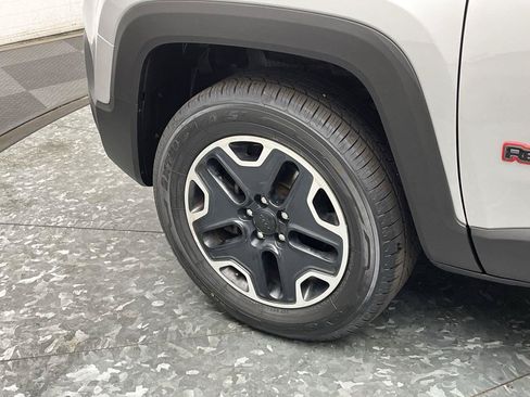 Used 2017 Jeep Renegade Trailhawk w/ Popular Equipment Group AWD/4WD image 30