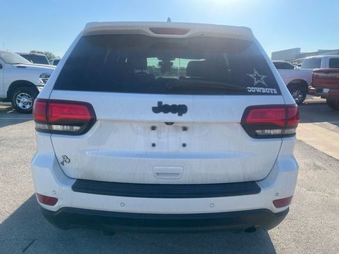 Used 2019 Jeep Grand Cherokee Laredo RWD image 4
