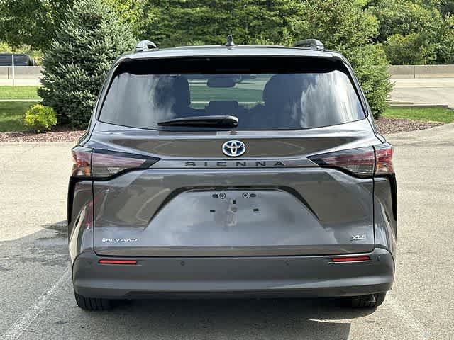 Used 2025 Toyota Sienna XLE w/ XLE Plus Package AWD/4WD image 4