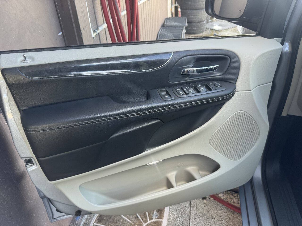 Used 2014 Chrysler Town & Country Touring FWD image 23