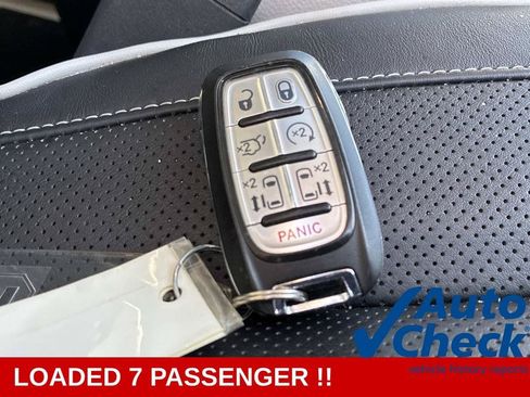 Used 2024 Chrysler Pacifica Limited FWD image 9