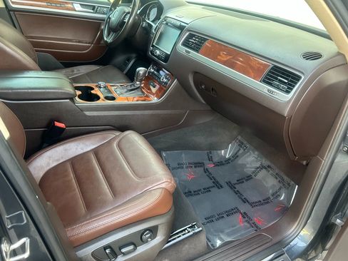 Used 2012 Volkswagen Touareg TDI image 14