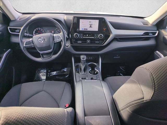 Used 2025 Toyota Highlander LE FWD image 17