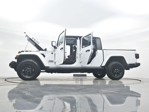 Used 2021 Jeep Gladiator Sport image 43