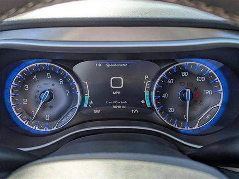 Used 2024 Chrysler Pacifica Touring-L image 11